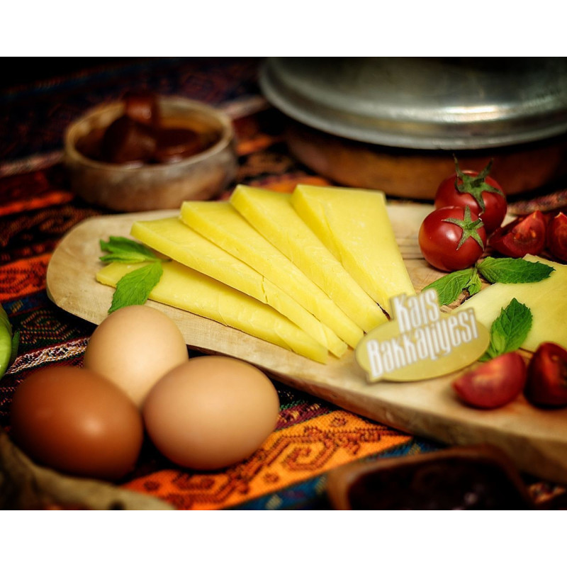 Yıllanmış tam yağlı nefis eski kaşar. Paket ağırlığı yaklaşık 950 gr ile 1000 gr arası gelmektedir.