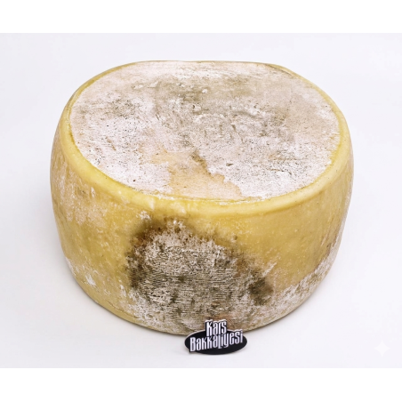 9 aylık geleneksel yöntemlerle yapılan yerli şirden mayalı eski kaşarımızdır. Paket ağırlığı yaklaşık 12 Kg ile 13 Kg arası gelm