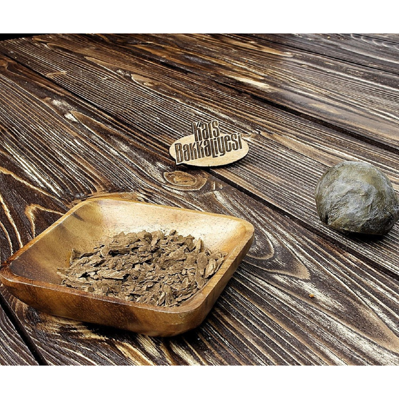 Propolis, arıların bitkilerden ürettiği ve kovan içi temizlikte ve kovanın yalıtımında kullandıkları bir maddedir. Kovanda bakte