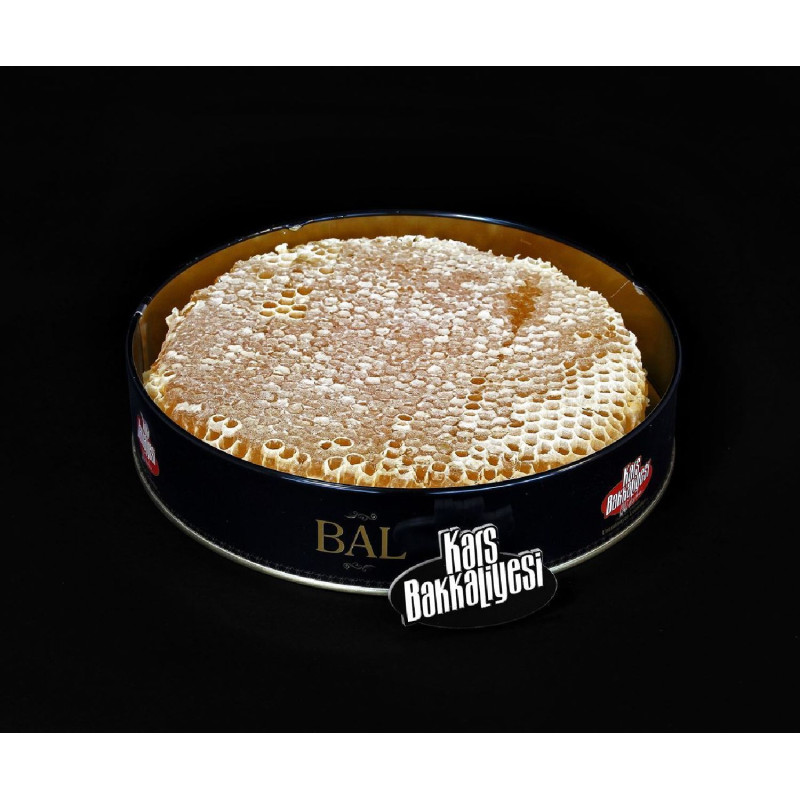 Ağaç kütüğünün içinde üretilmiş şekersiz doğal karakovan petek bal