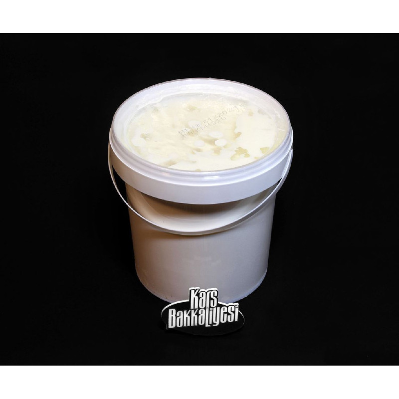 Erzurum Kars Bakkaliyesi Kahvaltılık Taze Kaymak veya Erzurum Kars Bakkaliyesi yaş kaymak olarak adlandırılmaktadır.