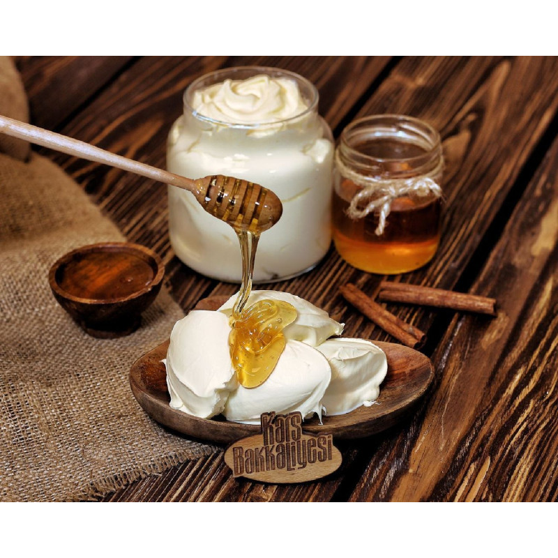 Erzurum Kars Bakkaliyesi Kahvaltılık Taze Kaymak veya Erzurum Kars Bakkaliyesi yaş kaymak olarak adlandırılmaktadır.