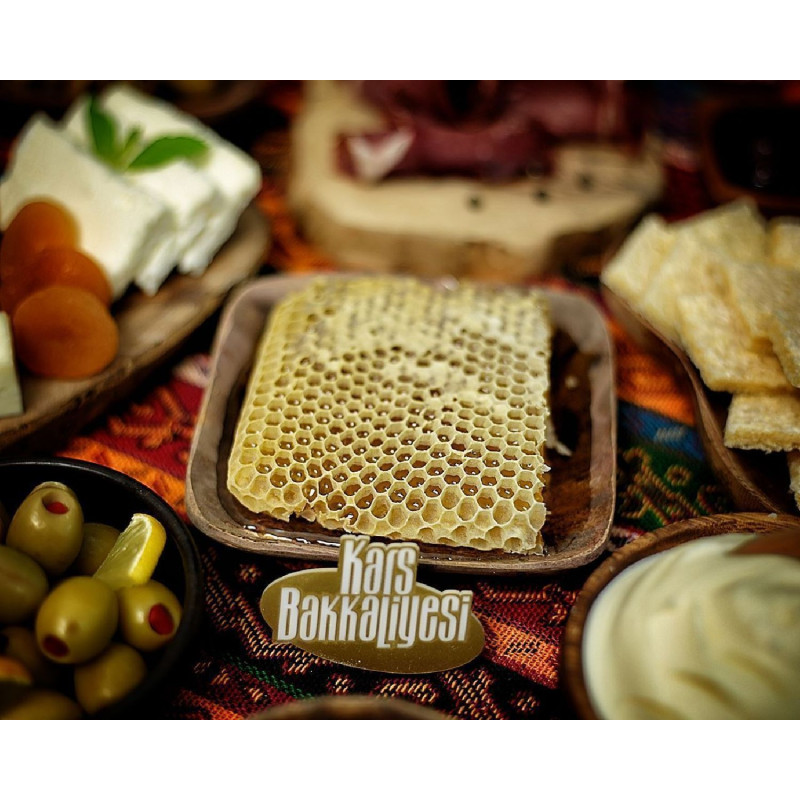 Doğal mumlu karakovan çiçek petek balı Erzurum da mumsuz bir şekilde arıların kendi yaptığı hakiki baldır.