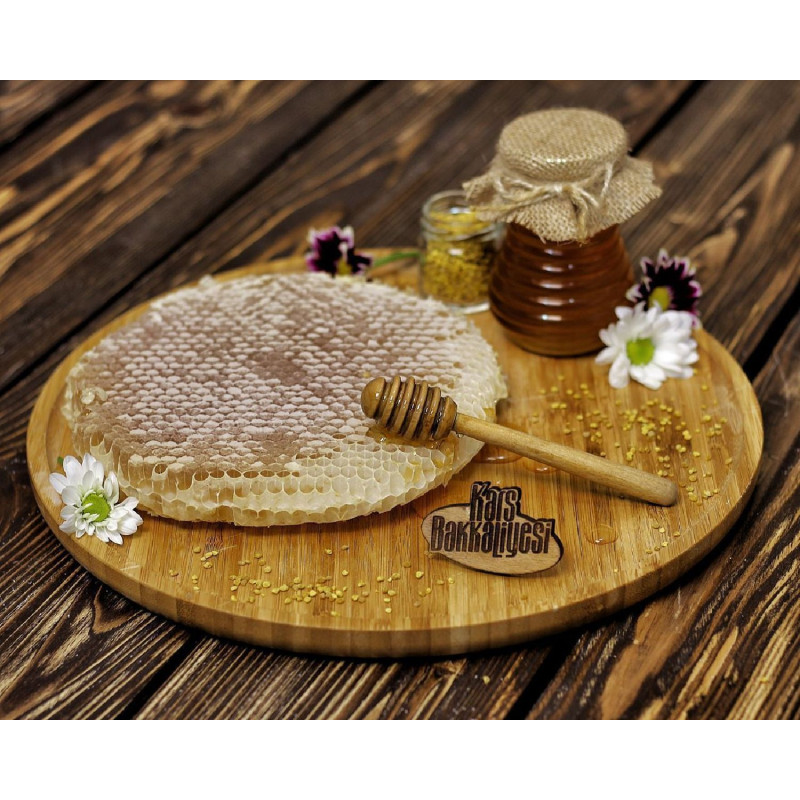 Doğal mumlu karakovan çiçek petek balı Erzurum da mumsuz bir şekilde arıların kendi yaptığı hakiki baldır.