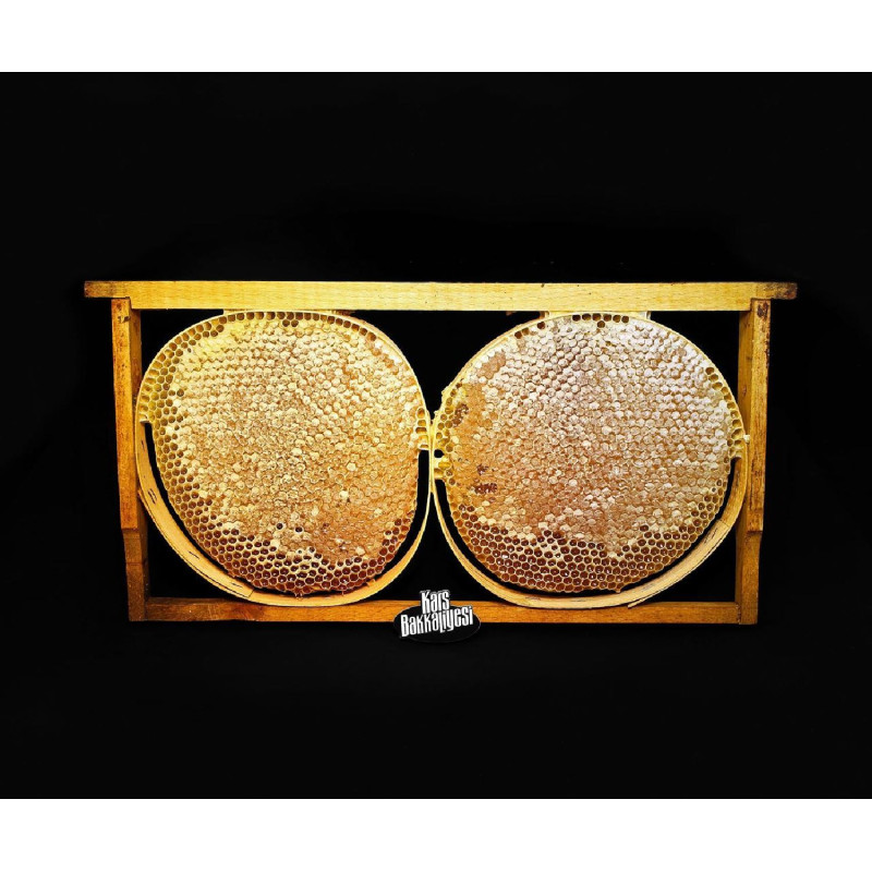 Doğal mumlu karakovan çiçek petek balı, Karakovan balları arasında en çok sipariş alan en fazla tüketilen balımızdır. Karakovan 