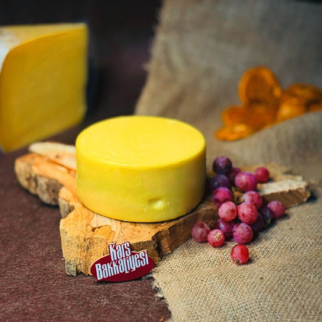 Kahvaltıların vazgeçilmezi Taze Kaşar Tekerlek mayalanma sistemiyle oluşan yuvarlak tekeri andıran çok lezzetli bir kaşar türüdü