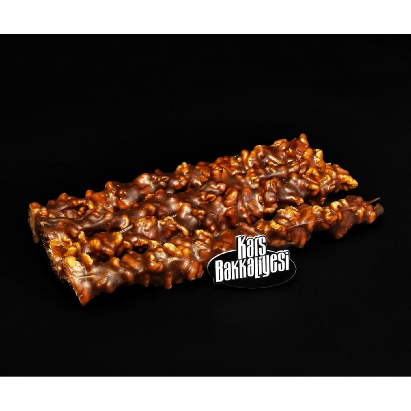 Erzurum İspir ilçemizin doğal cevizlerinin ipe dizilerek ve yine İspir ilçemizin beyaz ve kaliteli dutlarıyla yapılmış pelizeye 