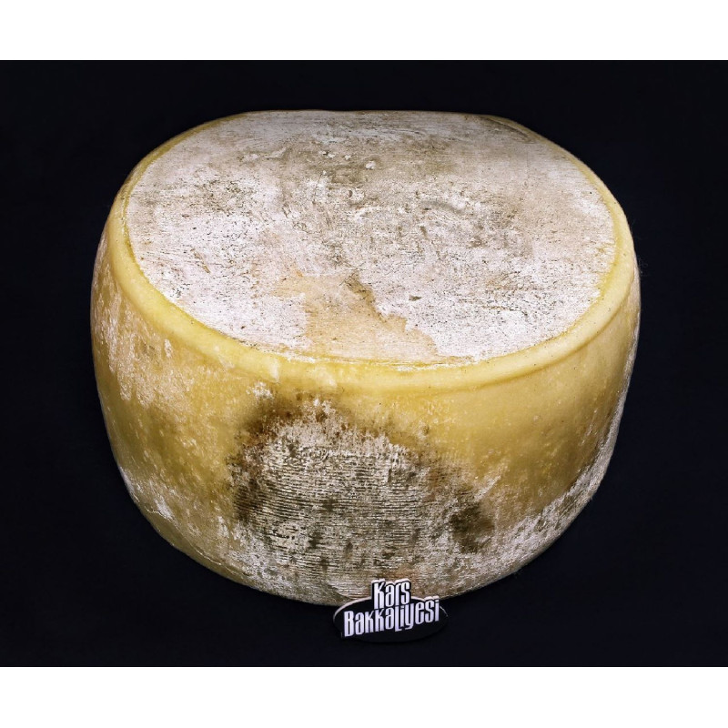 9 aylık geleneksel yöntemlerle yapılan yerli şirden mayalı eski kaşarımızdır. Paket ağırlığı yaklaşık 950 gr ile 1000 gr arası g