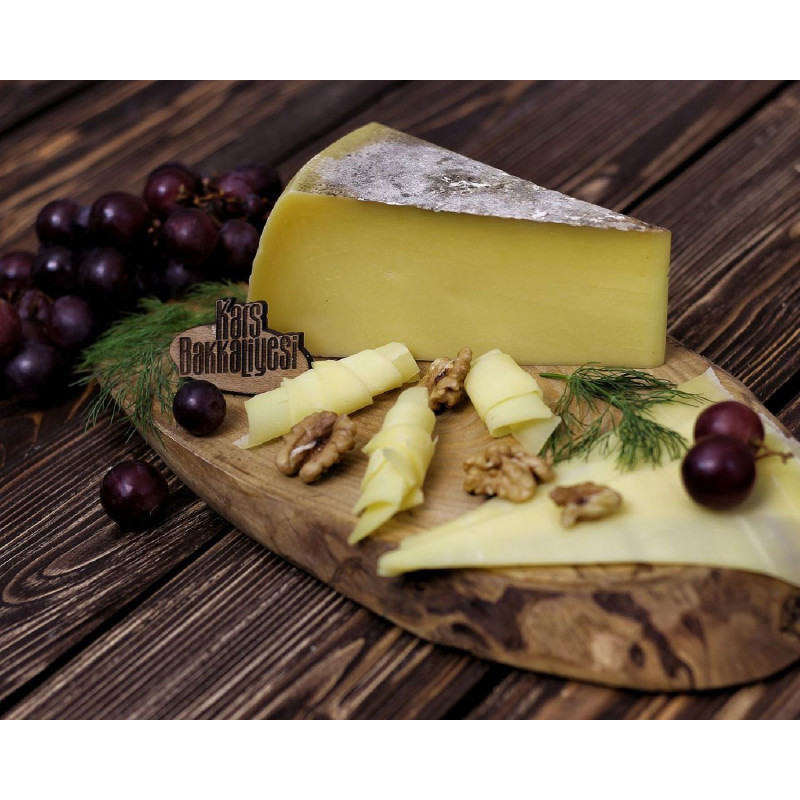 9 aylık geleneksel yöntemlerle yapılan yerli şirden mayalı eski kaşarımızdır. Paket ağırlığı yaklaşık 950 gr ile 1000 gr arası g