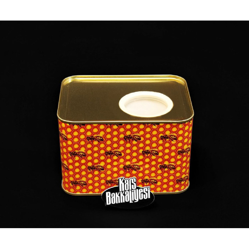 Karakovan Balı genellikle kestane, kavak, gürgen ve benzer ağaç kütüklerinin içleri boşaltılarak elde edilen kovanlarda, mumunu 