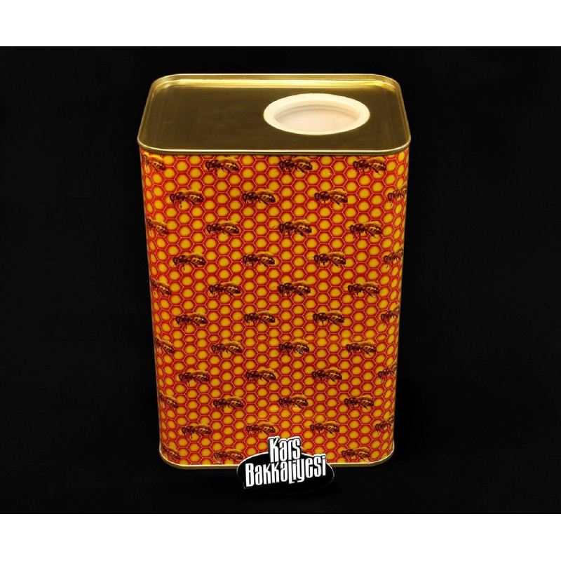 Karakovan Balı genellikle kestane, kavak, gürgen ve benzer ağaç kütüklerinin içleri boşaltılarak elde edilen kovanlarda, mumunu 