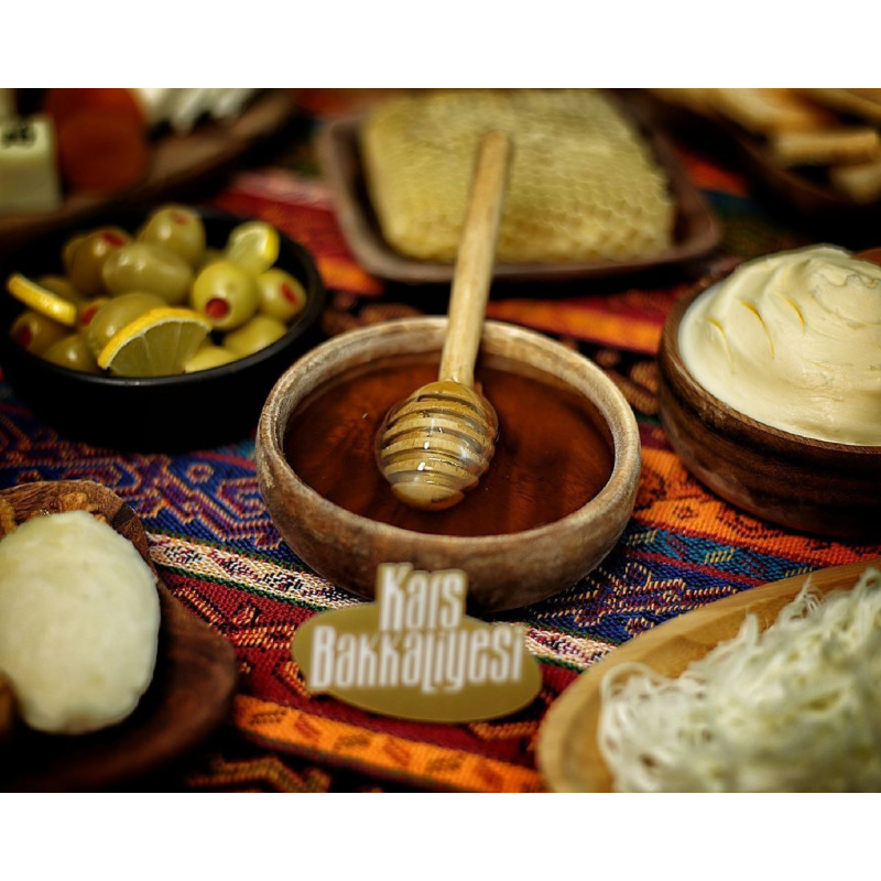 Karakovan Balı genellikle kestane, kavak, gürgen ve benzer ağaç kütüklerinin içleri boşaltılarak elde edilen kovanlarda, mumunu 