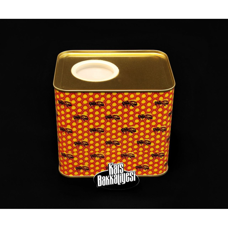 Karakovan Balı genellikle kestane, kavak, gürgen ve benzer ağaç kütüklerinin içleri boşaltılarak elde edilen kovanlarda, mumunu 